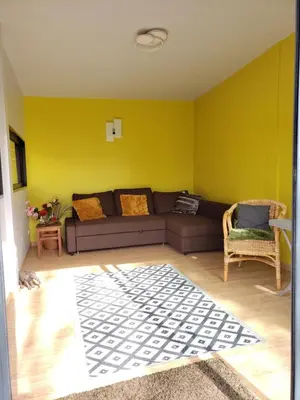 Coin salon dans l'établissement Chambre en foret