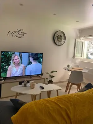 Télévision ou salle de divertissement dans l'établissement Chez Julie petit appartement une chambre rez jardin maison