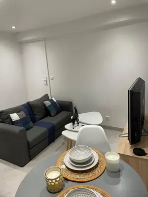 Coin salon dans l'établissement Chez Julie petit appartement une chambre rez jardin maison