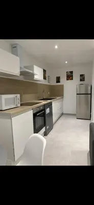 Cuisine ou kitchenette dans l'établissement Chez Julie petit appartement une chambre rez jardin maison