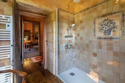 Salle de bains dans l'établissement Logement d'exception dans le Château de Lacypierre