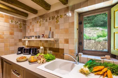 Cuisine ou kitchenette dans l'établissement Logement d'exception dans le Château de Lacypierre