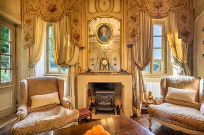 Coin salon dans l'établissement Logement d'exception dans le Château de Lacypierre