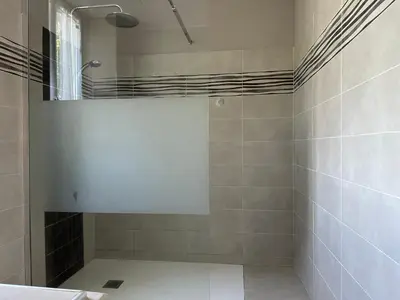 Salle de bains dans l'établissement LA VIEILLE AUBERGE