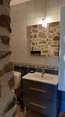 Salle de bains dans l'établissement Maisonnette chaleureuse de 35m2