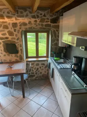 Cuisine ou kitchenette dans l'établissement Maisonnette chaleureuse de 35m2