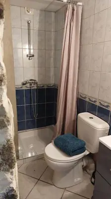 Salle de bains dans l'établissement Maisonnette chaleureuse de 35m2