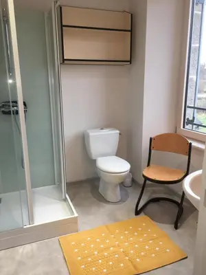 Salle de bains dans l'établissement Roue d'escampette Gîte d'étape et de séjour