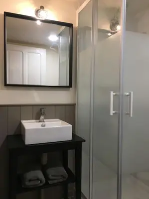 Salle de bains dans l'établissement Mirabel