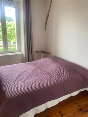 Un ou plusieurs lits dans un hébergement de l'établissement Maison place champs de foire 6 pers 3 chambres jardin terrasse