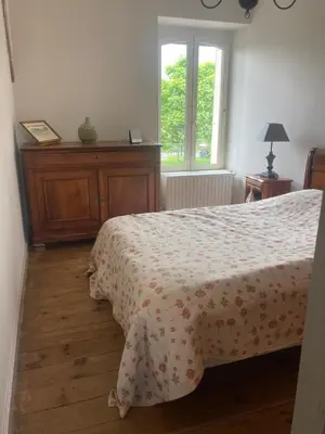 Un ou plusieurs lits dans un hébergement de l'établissement Maison place champs de foire 6 pers 3 chambres jardin terrasse