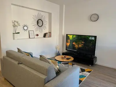 Télévision ou salle de divertissement dans l'établissement Accueillant T2 rénové clim centre ville terrasse