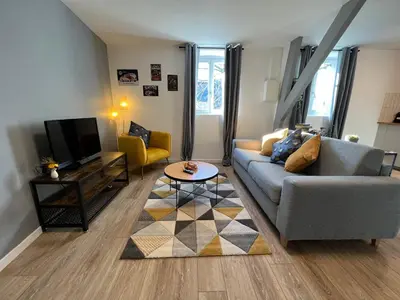 Télévision ou salle de divertissement dans l'établissement Nid douillet T2 rénové climatisé centre