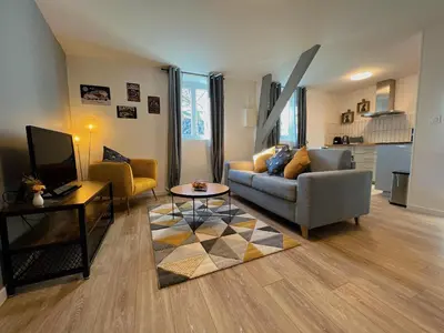 Coin salon dans l'établissement Nid douillet T2 rénové climatisé centre