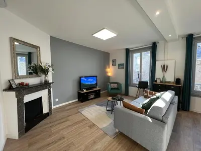 Télévision ou salle de divertissement dans l'établissement Charmant appartement T2 cosy climatisé
