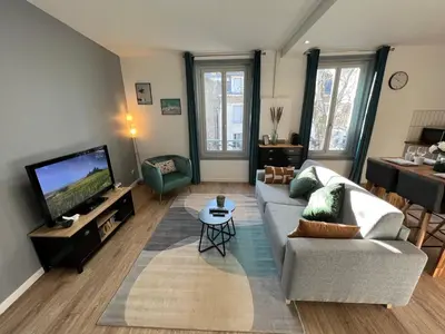 Télévision ou salle de divertissement dans l'établissement Charmant appartement T2 cosy climatisé