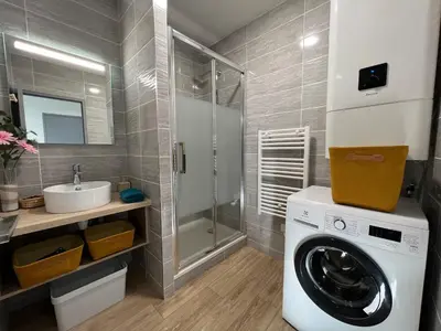 Salle de bains dans l'établissement Charmant appartement T2 cosy climatisé