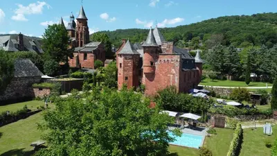 Piscine de l'établissement Château de Vassinhac chambres d'hôtes Collonges la rouge ou située à proximité