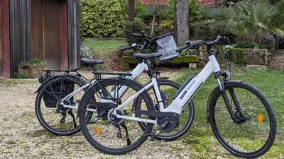 Vélo sur le terrain de l'établissement Château de Vassinhac chambres d'hôtes Collonges la rouge ou dans les environs