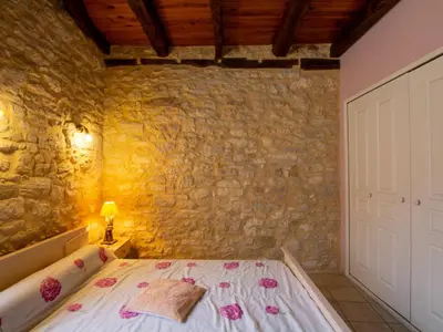 Un ou plusieurs lits dans un hébergement de l'établissement Charmante maison en pierre avec jardin clos, Tourtoirac - FR-1-616-280
