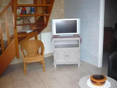 Télévision ou salle de divertissement dans l'établissement Charmante maison en pierre avec jardin clos, Tourtoirac - FR-1-616-280
