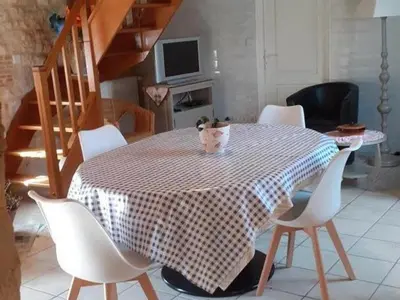 Télévision ou salle de divertissement dans l'établissement Charmante maison en pierre avec jardin clos, Tourtoirac - FR-1-616-280