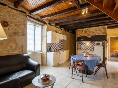 Coin salon dans l'établissement Charmante maison en pierre avec jardin clos, Tourtoirac - FR-1-616-280