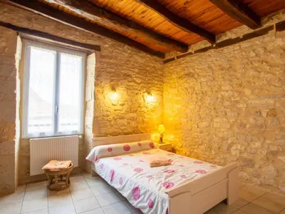 Un ou plusieurs lits dans un hébergement de l'établissement Charmante maison en pierre avec jardin clos, Tourtoirac - FR-1-616-280