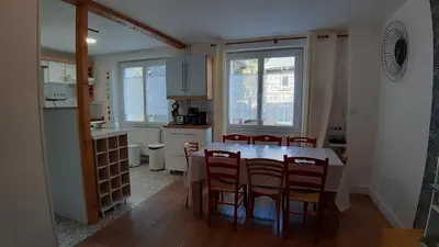 Cuisine ou kitchenette dans l'établissement Maison 6-9 pers pour vacances et cure thermale