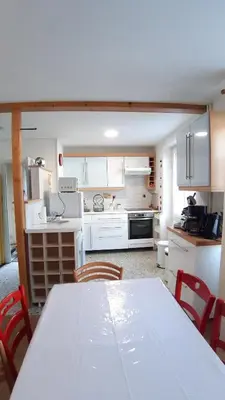 Cuisine ou kitchenette dans l'établissement Maison 6-9 pers pour vacances et cure thermale