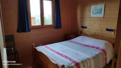 Un ou plusieurs lits dans un hébergement de l'établissement Chalet vue sur lac