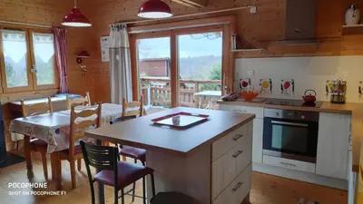Cuisine ou kitchenette dans l'établissement Chalet vue sur lac