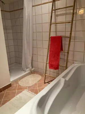 Salle de bains dans l'établissement La nature des Sens - Gîte les Sources