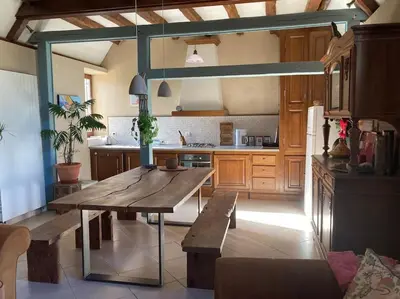 Cuisine ou kitchenette dans l'établissement La nature des Sens - Gîte les Sources
