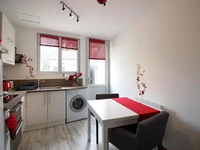 Cuisine ou kitchenette dans l'établissement La Bourboule : Agréable T2 avec Terrasse, Balcon et Wifi - Proche Centre et Thermes - FR-1-608-245