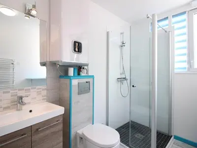 Salle de bains dans l'établissement La Bourboule : Agréable T2 avec Terrasse, Balcon et Wifi - Proche Centre et Thermes - FR-1-608-245