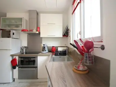 Cuisine ou kitchenette dans l'établissement La Bourboule : Agréable T2 avec Terrasse, Balcon et Wifi - Proche Centre et Thermes - FR-1-608-245