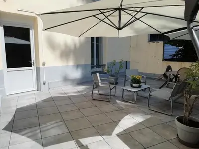 Télévision ou salle de divertissement dans l'établissement La Bourboule : Agréable T2 avec Terrasse, Balcon et Wifi - Proche Centre et Thermes - FR-1-608-245