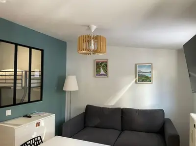 Coin salon dans l'établissement Joli studio refait à neuf