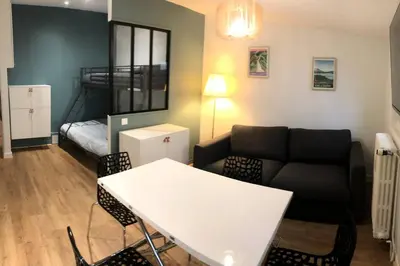 Coin salon dans l'établissement Joli studio refait à neuf