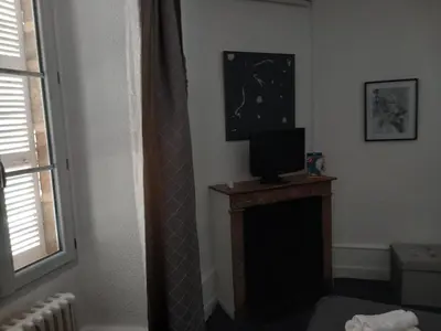 Télévision ou salle de divertissement dans l'établissement MELANIE
