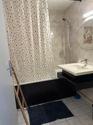 Salle de bains dans l'établissement Appartement cosy Centre station de Super Besse pour 2 à 6 personnes
