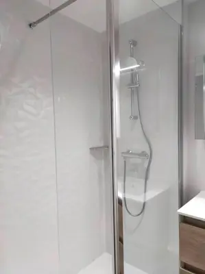 Salle de bains dans l'établissement Apt les luges pour 4 à 6 pers vue vallée wifi