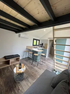 Coin salon dans l'établissement Tiny House L’œil des Dômes
