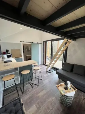 Coin salon dans l'établissement Tiny House L’œil des Dômes